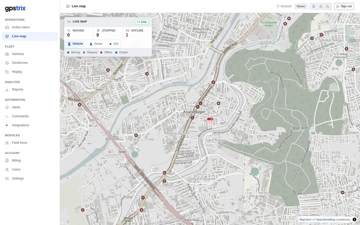 The live map in the light theme over Pune, with counts of moving, stopped and offline vehicles and a choice of vehicle, arrow or dot markers.